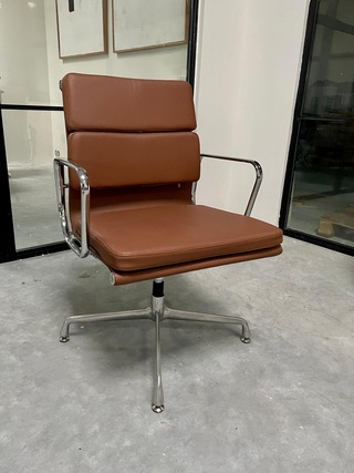 Eames EA208 softpad bureaustoel in cognac leer, Replica, Cognac / Chro